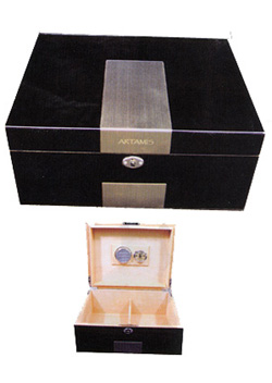 Black Gloss/Stainless Steel Cigar Humidor with Capacity for 25 Cigars